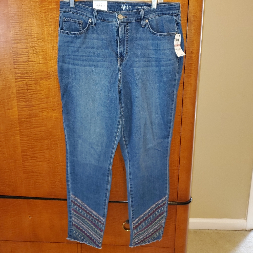 Embroidered cropped jeans